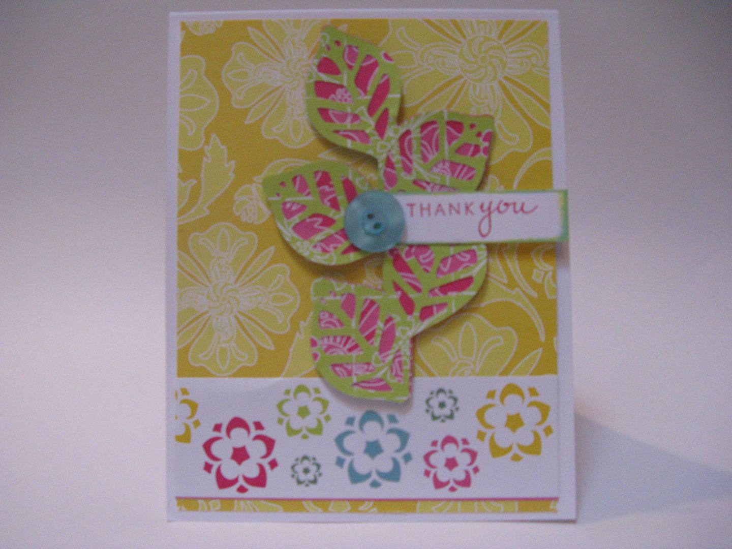 thank you card ideas using cricut. Today I have a SUPER simple card that I made using the NEW Cupcake Wrappers Cricut Lite cartridge. Who knew that a cartridge named Cupcake Wrappers would